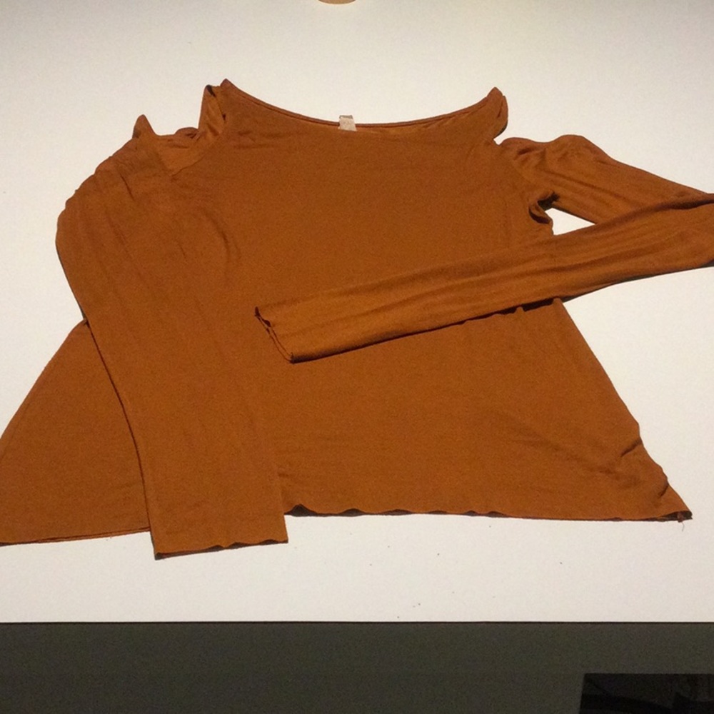 Open shoulder long sleeve top